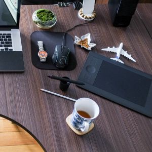 Mesa de trabalho com um avião